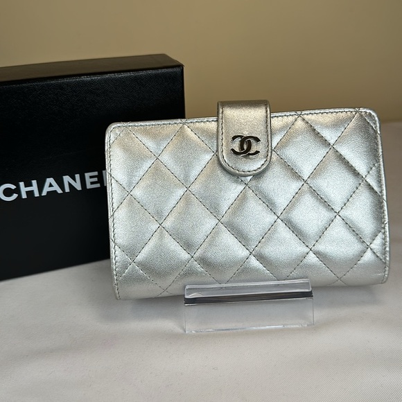 CHANEL CC Metallic Silver Snap Closure Med., Box, Made in Italy, Series #15 2011 - Picture 3 of 17